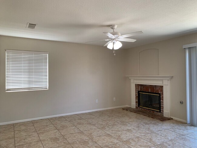 Building Photo - Newly updated 3 bedroom home in Menifee av...