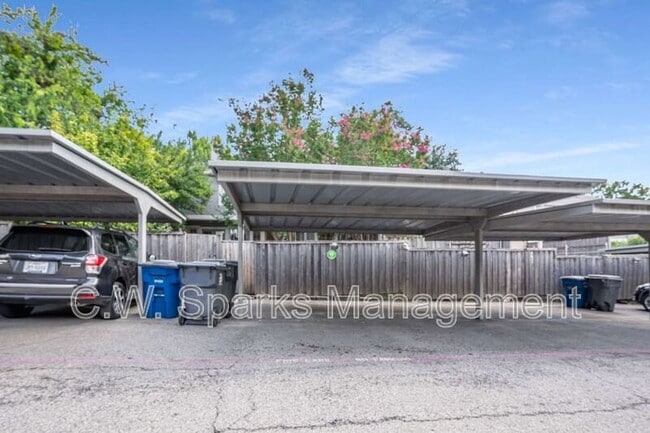 Building Photo - 7615 Woodthrush Dr