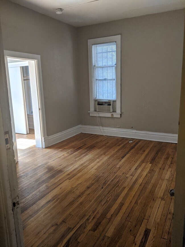 Building Photo - Charming Cap Hill 1 Bedroom w/ Claw Foot Tub