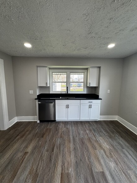 Building Photo - 120 W Brown Ave