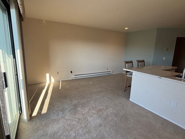 Building Photo - Great Condo in Del Monte Beach Surf Way