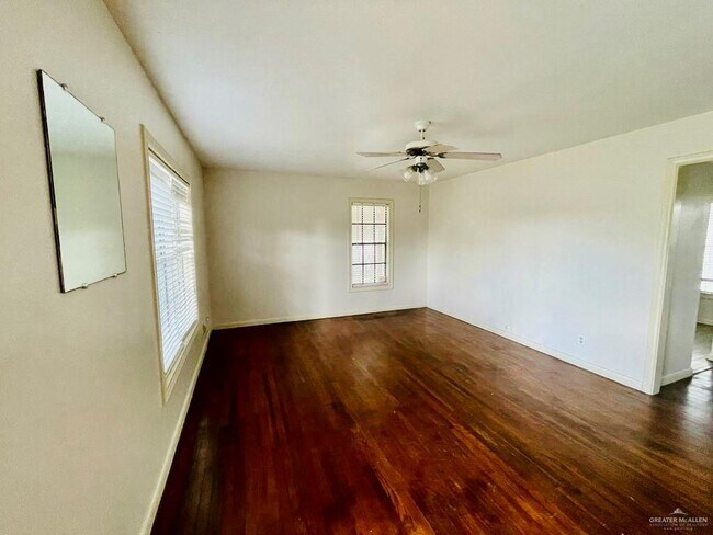 Building Photo - 17 Vine Ave