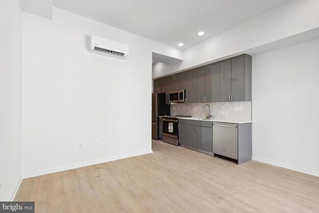 Building Photo - 225 N 12th St