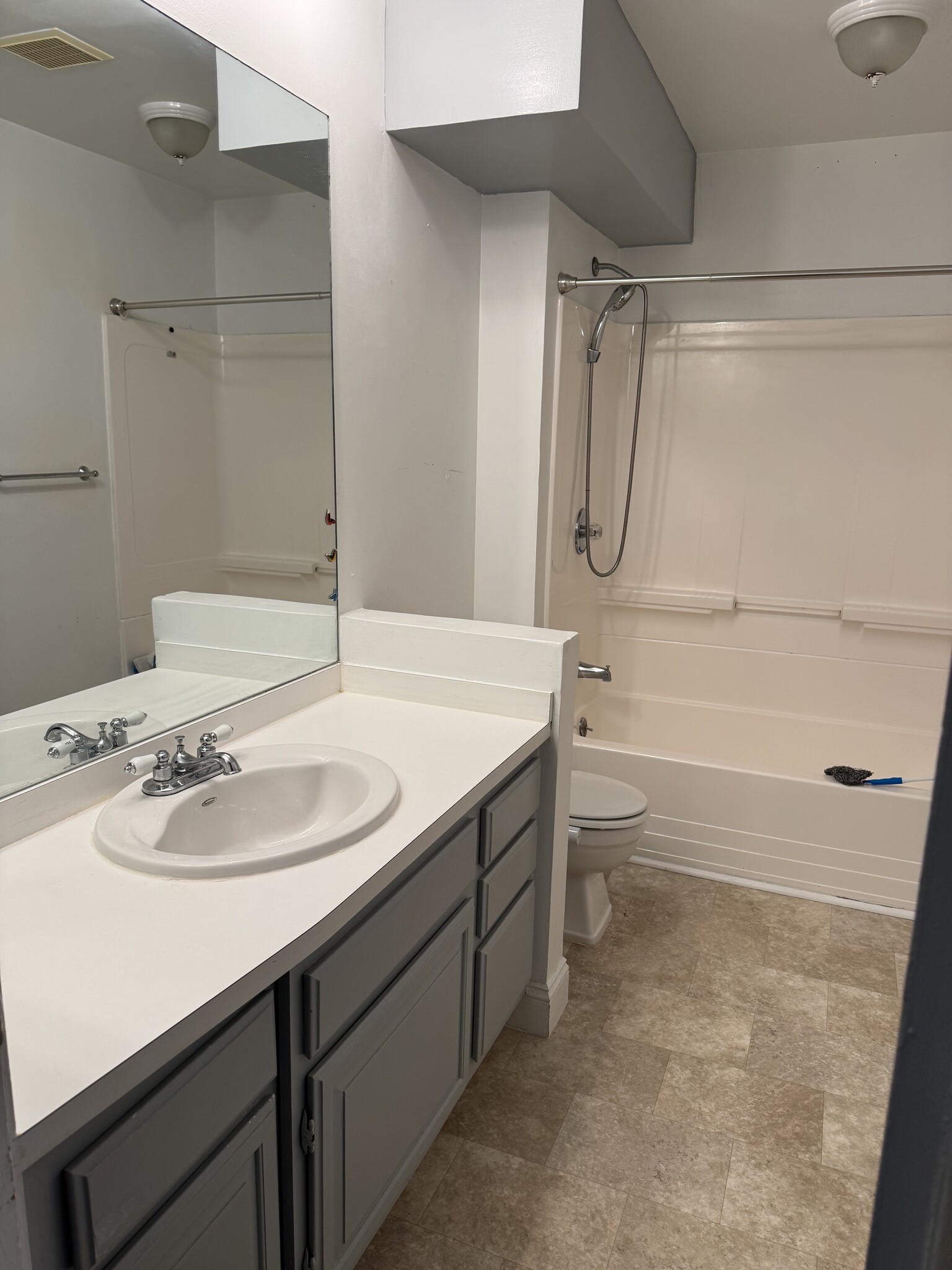 Building Photo - 27 Dickinson St