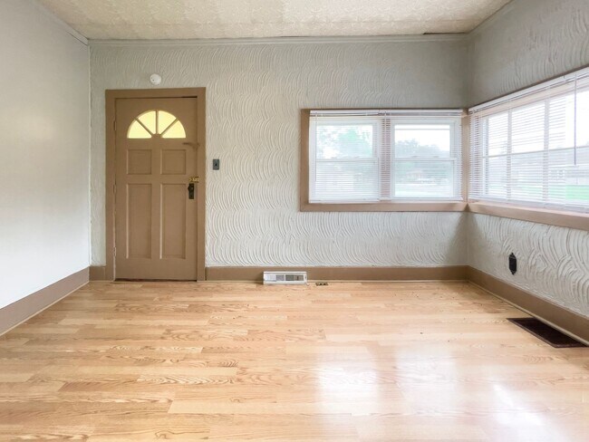 Building Photo - 1810 E 6th St