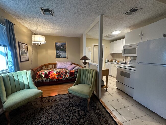 Building Photo - 1 Bedroom Casita