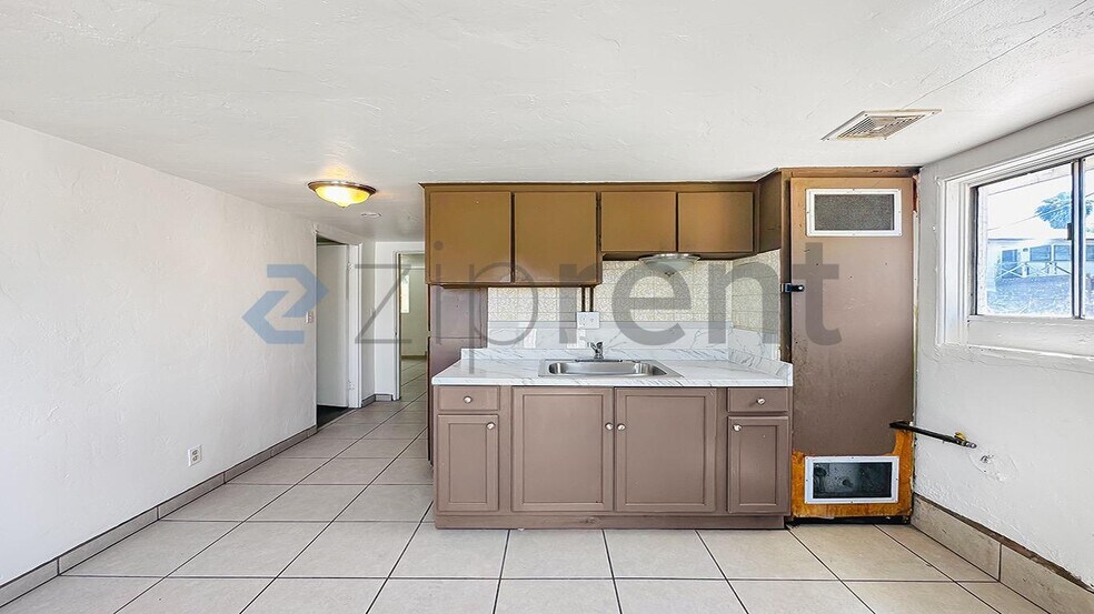 Building Photo - 3634 E Madison Ave