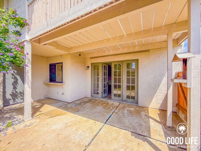 Building Photo - Bright 3B/2BA Condo in La Jolla with Spacious Kitchen and Dual Vanity Primary Bath