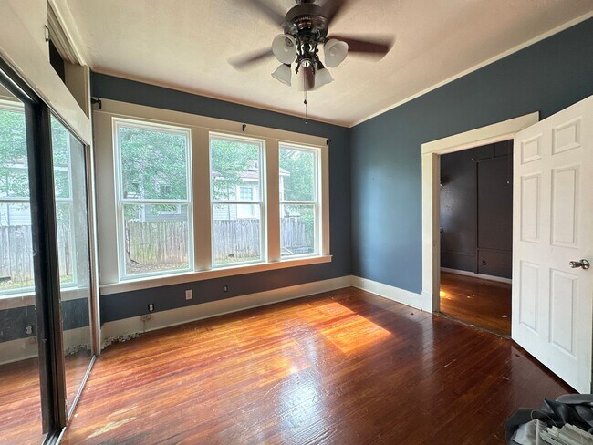 Building Photo - CUTE Downstairs Highland Unit