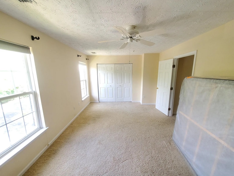 Building Photo - 121 Foxbay Ln