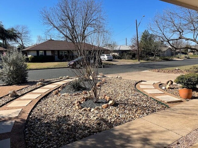 Building Photo - 2206 Kenbridge Dr
