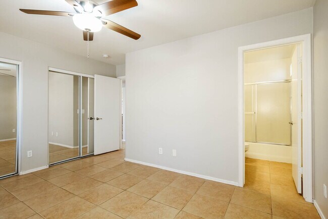 Building Photo - 12654 W Paradise Dr