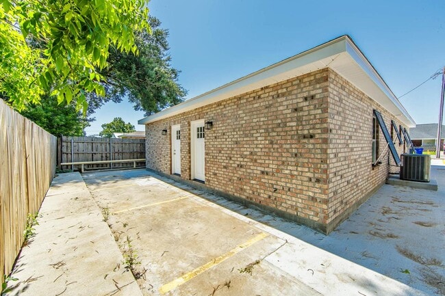 Building Photo - 619 Magnolia St