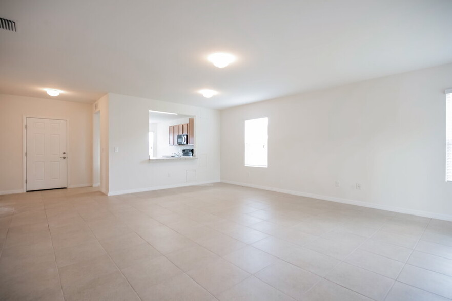 Building Photo - 130 SW 11th Terrace