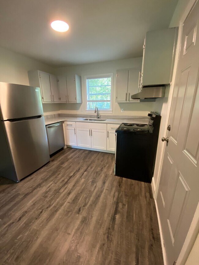 Building Photo - 3 bed 2 bath home with a fenced-in yard! Available August 2026!