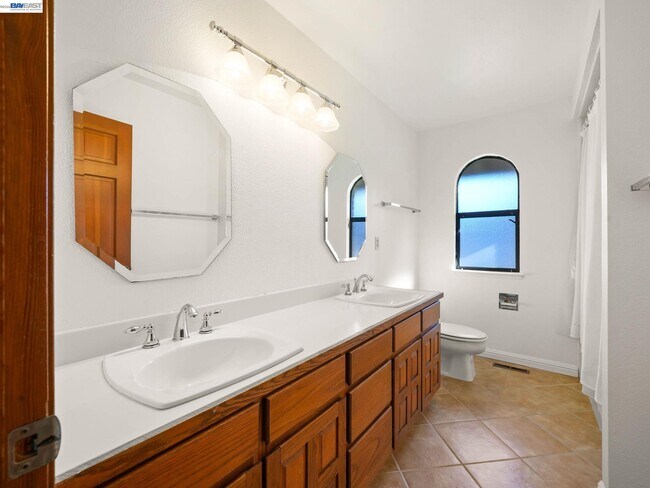 Building Photo - 261 St Paul Dr