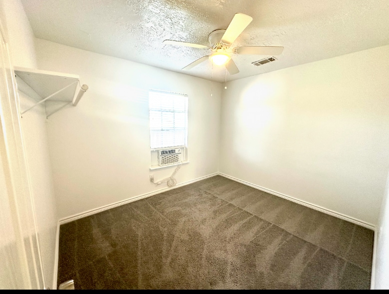 Building Photo - 831 Deerpass Dr