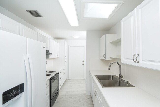 Building Photo - 494 Romano St