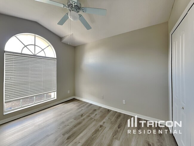 Building Photo - 31136 Whinsenton Dr