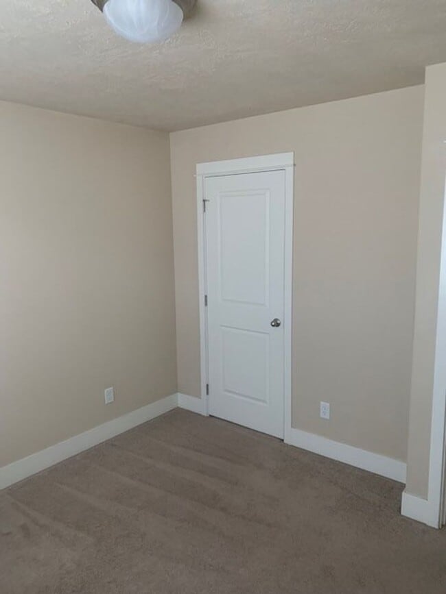 Building Photo - 4 Bed/2.5 Bath Single Family Home in SE Bend