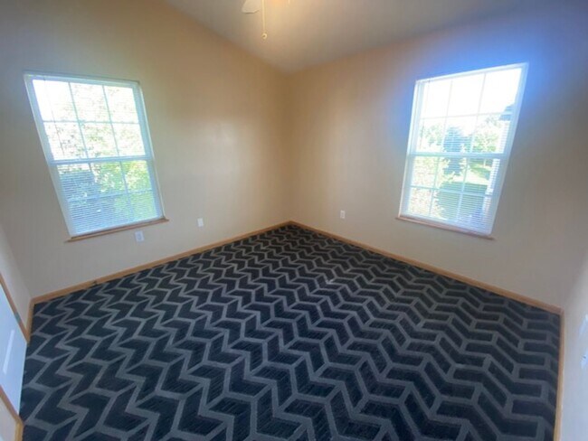 Building Photo - 3044 SW Sharmin Ln