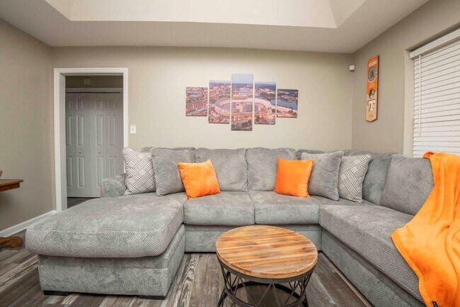 Building Photo - Knoxville 37916 - 3 bedroom, 2 bath condo in UT area, Short term rental considered @ $3400 a mont...