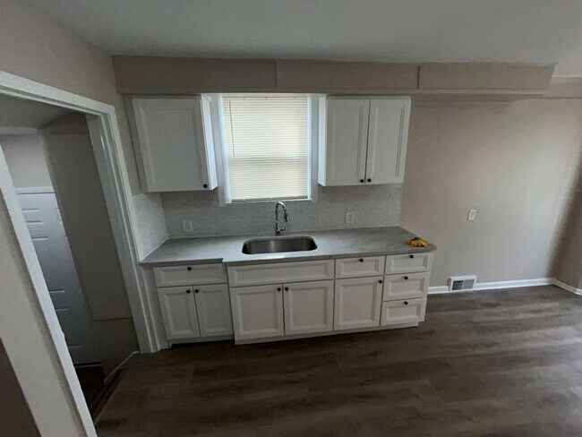 Building Photo - Three Bedroom Bungalow Ready for You