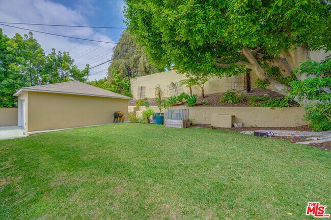 Building Photo - 2241 S Beverly Dr