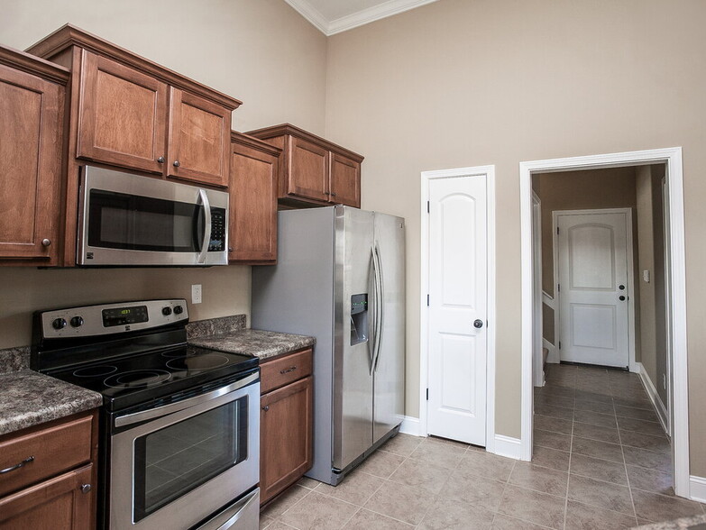 Building Photo - 2647 Champion Hills Dr