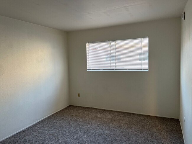 Building Photo - 3 bedroom 2 bath townhouse for rent