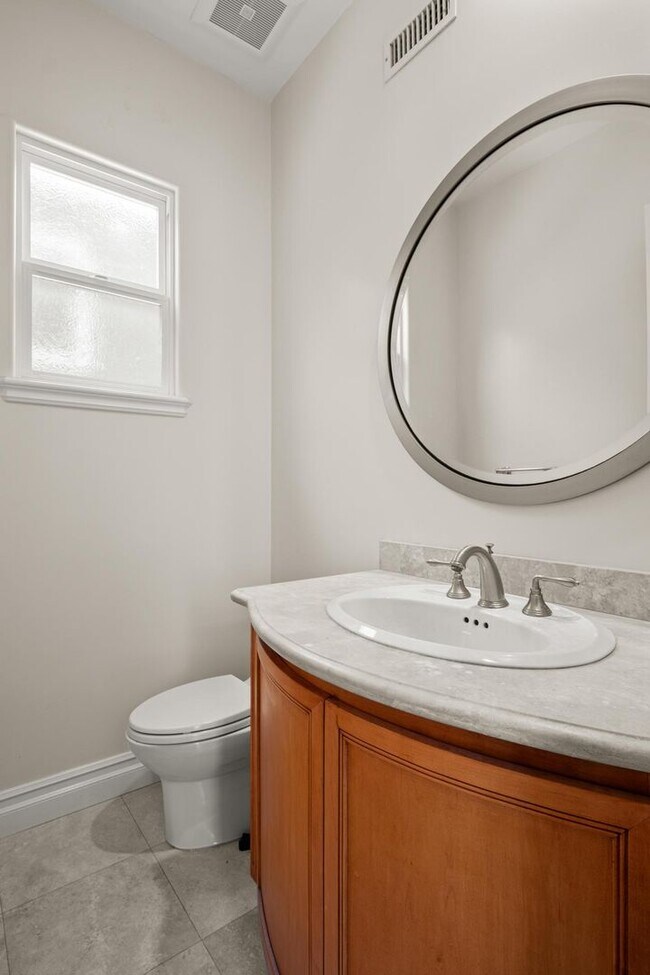 Building Photo - Stunning 4 bed, 4.5 bath home located on a quiet and highly desirable street in Redondo Beach