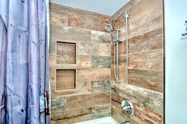 Building Photo - Cedar Lodge 305