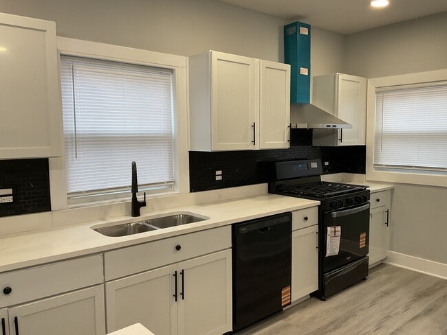 Building Photo - 14846 Woodlawn Ave