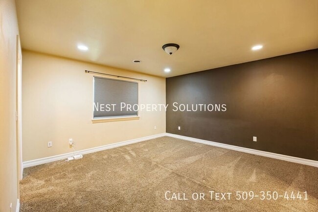 Building Photo - 547 S Bayside St
