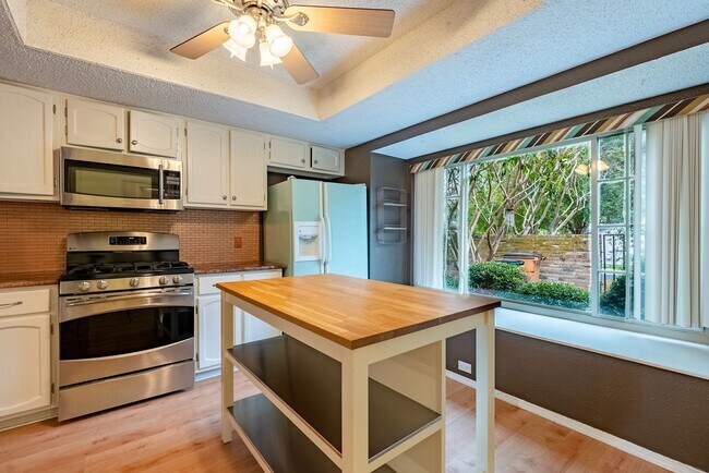 Building Photo - Stunning 2 Bedrooms, 2 Bathrooms in Quail ...