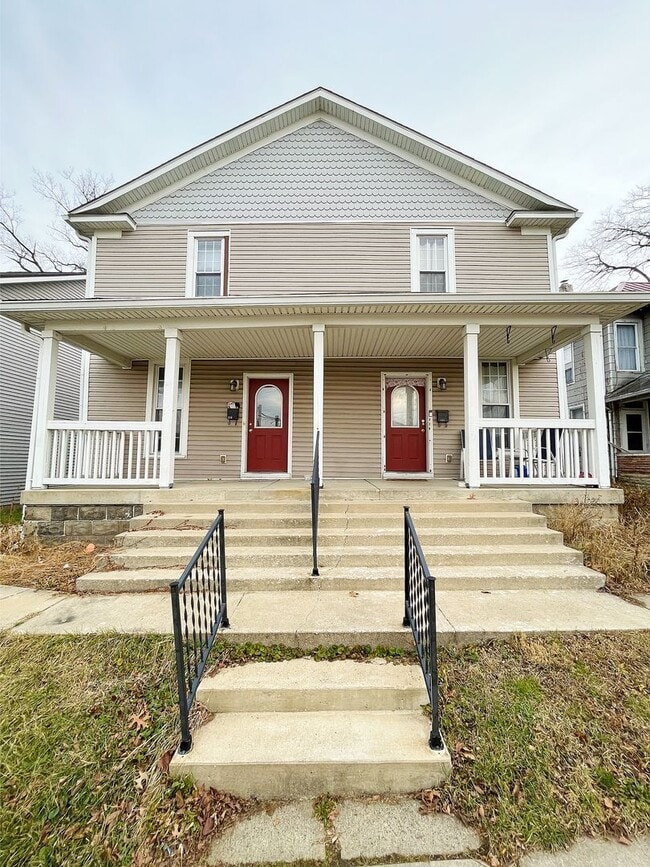 Building Photo - Large 3 Bedroom Townhome Available For Short-Term Lease! Brand New Flooring and Paint!