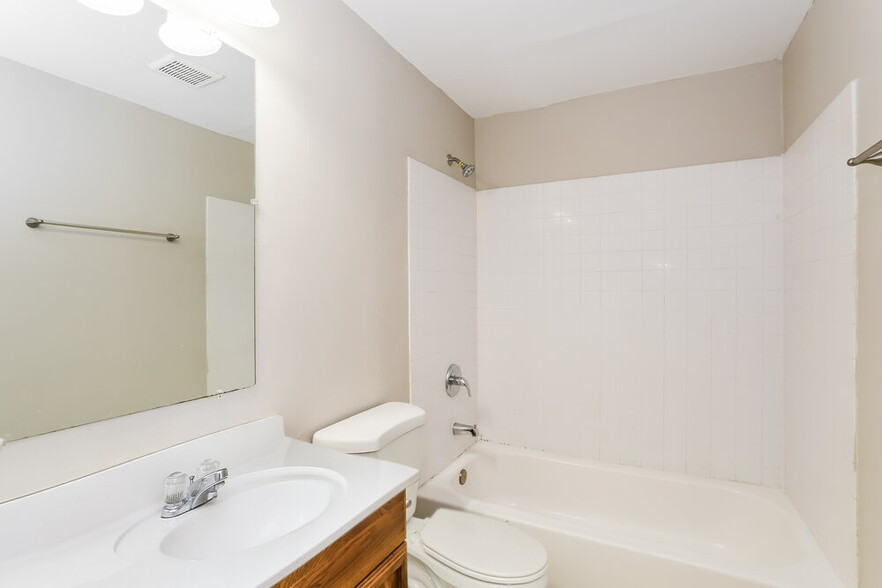 Building Photo - 2616 Saugus Cir