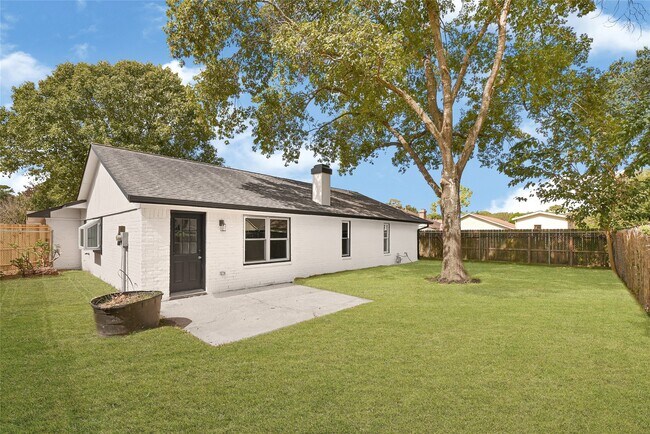 Building Photo - 7410 Woodoak Dr