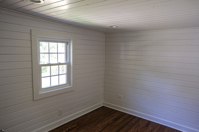 Building Photo - Charming 3/2.5 House with Lawn Care included!
