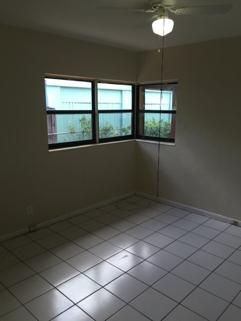 Building Photo - 3-2 House with Central air and carport !