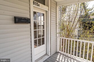 Building Photo - 915 N Division St