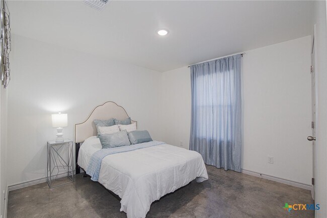 Building Photo - 765 Freedom Cir
