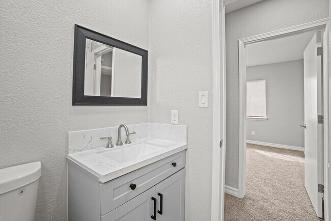 Building Photo - 12115 Royal Woods Dr