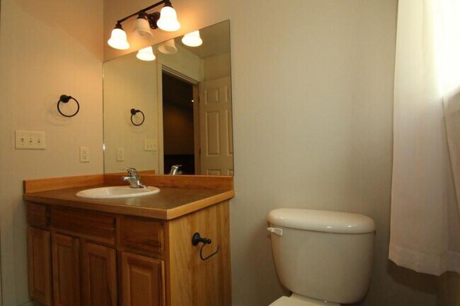 Building Photo - 935 Forest Glen Dr