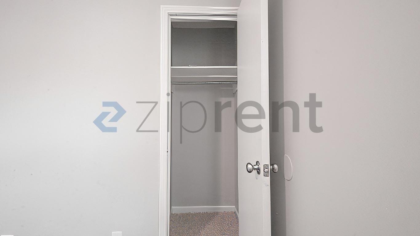 Building Photo - Unit APT E