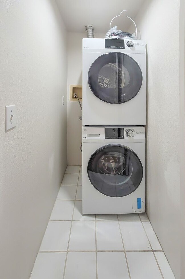 Building Photo - Rarely Available 2BR / 2.5Bath / 2 Parking Carport with 2 Storage Lockers at Nuuanu Streamside!