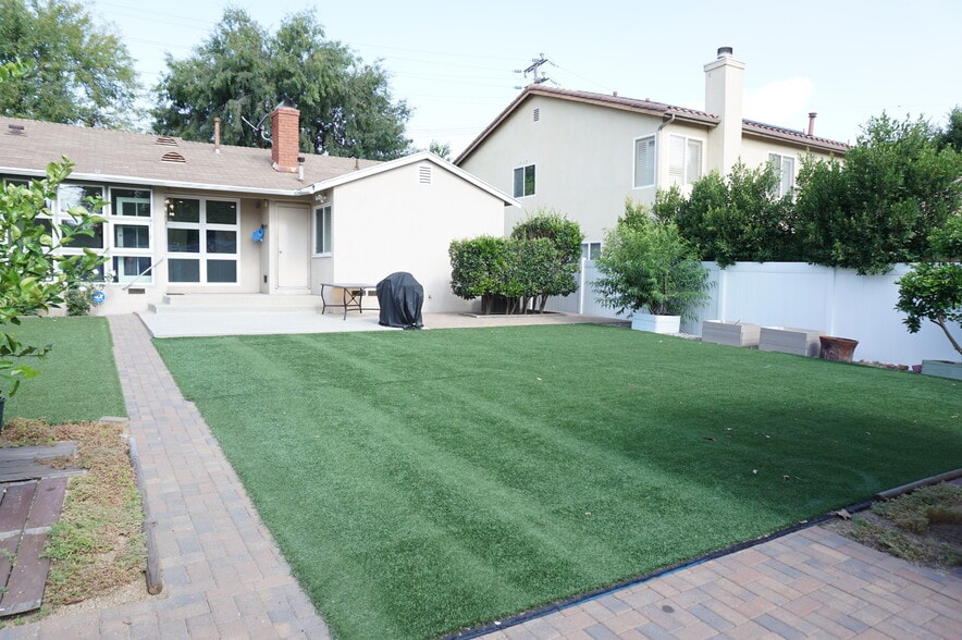 Building Photo - 5540 Balboa Blvd
