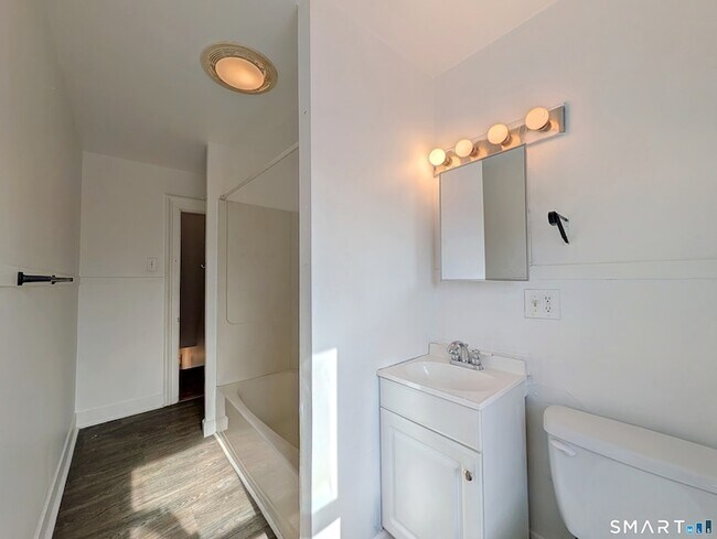 Building Photo - 102 Elm St