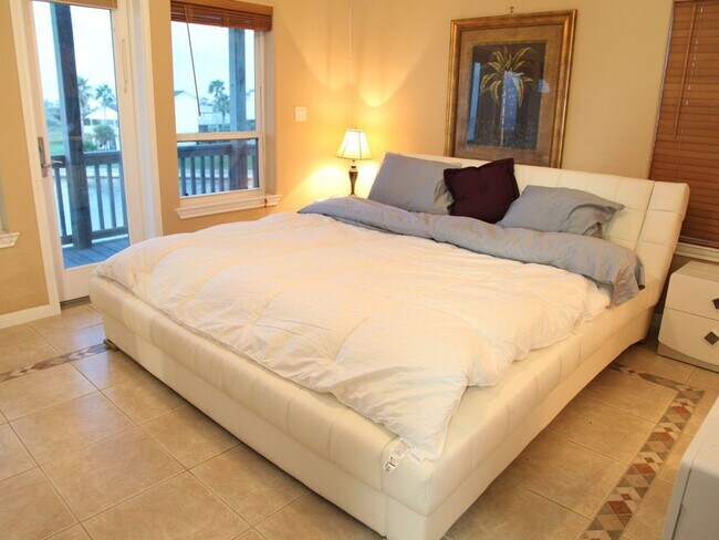 Building Photo - 3722 Laguna Dr