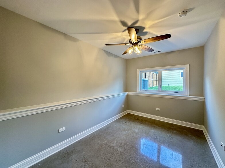 Building Photo - 527 N Springfield Ave